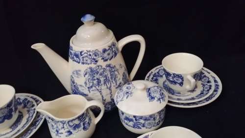 17 PIECE WHITE AND BLUE EGERSUND NORWAY TEA SET