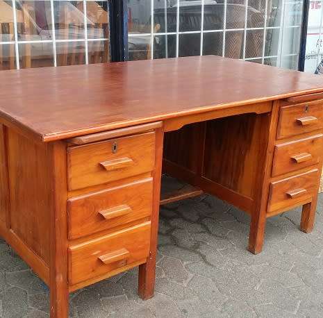 VINTAGE  WOODEN 6 DRAWER DESK  / BUYER MUST COLLECT IN EDENVALE JHB