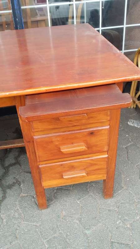 VINTAGE  WOODEN 6 DRAWER DESK  / BUYER MUST COLLECT IN EDENVALE JHB