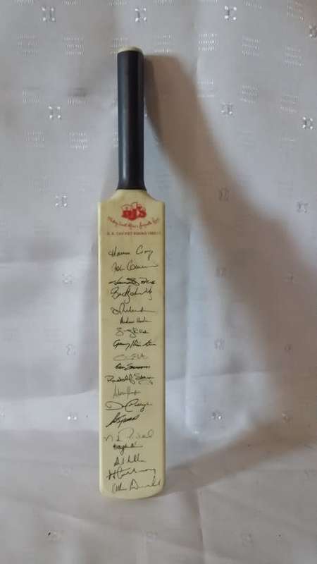 S. A CRICKET SQUAD 1995/6 SIGNED SMALL  BAT BY HANSIE CRONJE AND TEAM