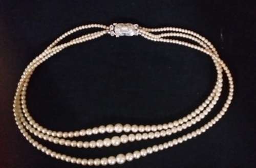 VINTAGE 3 STRING FAUX ?  PEARL LADIES  NECKLACE