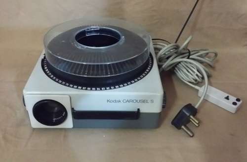 KODAK CAROUSEL  SLIDE PROJECTOR  IN WORKING ORDER