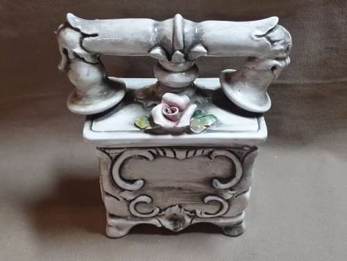 CAPODIMONTE BASSONO ITALY JAR AND LID 20 CM X 16 CM X 8 CM