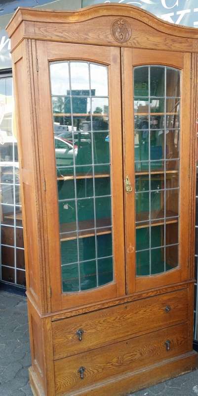 WOODEN LEAD GLASS LIBRARY CUPBOARD  /  BUYER MUST COLLECT  JHB