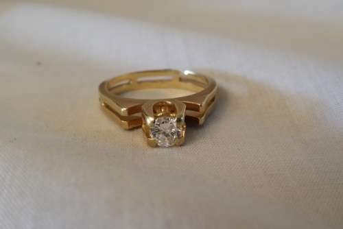18ct  GOLD DIAMOND RING