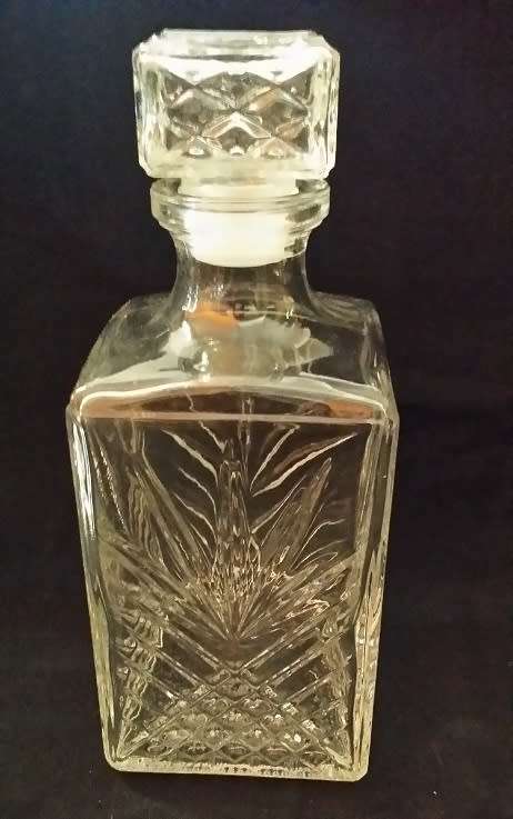 GLASS DECANTER