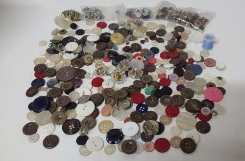 LOT OF OLD BUTTONS