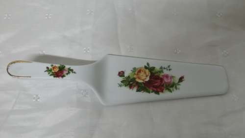 OLD COUNTRY ROSES ROYAL ALBERT CAKE LIFTER 26 CM X 16 CM