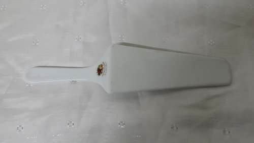 OLD COUNTRY ROSES ROYAL ALBERT CAKE LIFTER 26 CM X 16 CM