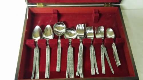 42 PIECE CUTLERY SET IN WOODEN CUTLERY BOX