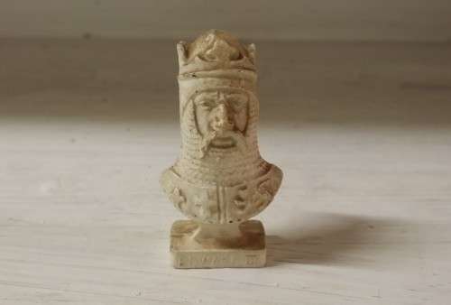 SMALL  KNIGHT  ORNAMENT  5 CM