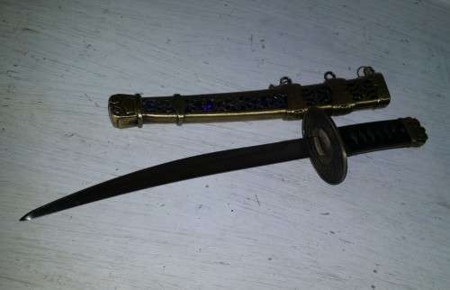 STUNNING KNIFE AND BRASS DECORATED HOLDER WITH STAND 27 CM BLADE 18 CM