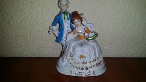 LEONARDO COLLECTION FINE PORCELAIN FIGURINE  COURTING  COUPLE 15 CM X 12 CM