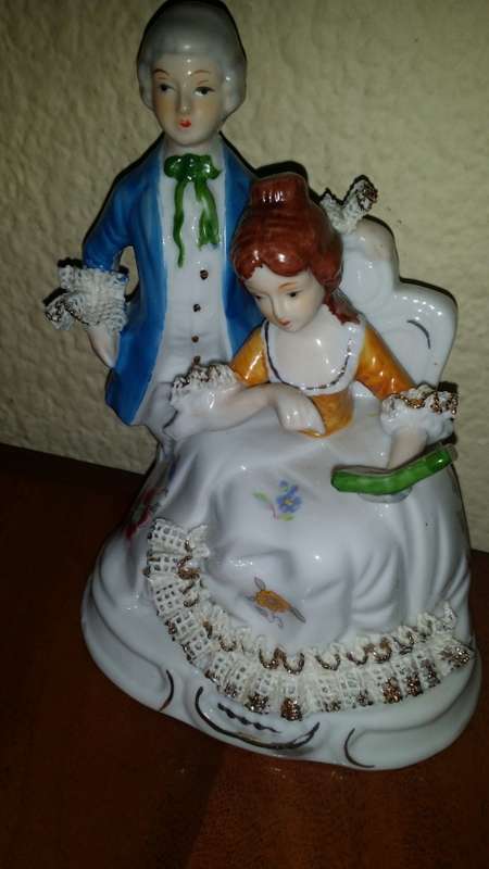 LEONARDO COLLECTION FINE PORCELAIN FIGURINE  COURTING  COUPLE 15 CM X 12 CM