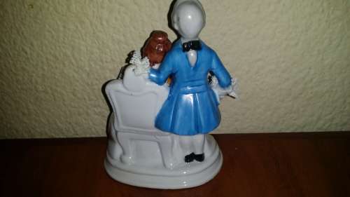 LEONARDO COLLECTION FINE PORCELAIN FIGURINE  COURTING  COUPLE 15 CM X 12 CM