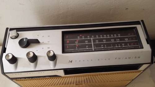 VINTAGE FM AM SW  14 TRANSISTOR RADIO ( NOT WORKING )