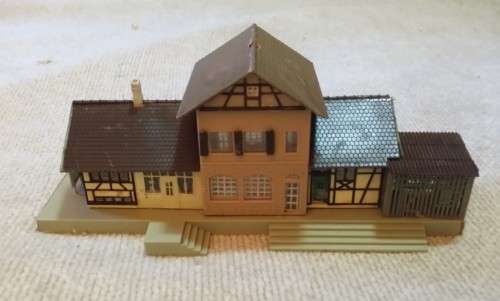 RAILWAY SCENERY  TRAIN STATION  BUILDING base 25 cm x 10 cm