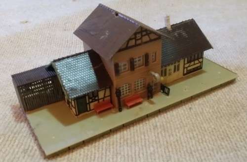 RAILWAY SCENERY  TRAIN STATION  BUILDING base 25 cm x 10 cm