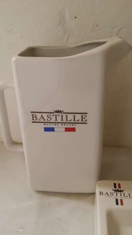TWO PIECE SET BASTILLE JUG AND ASHTRAY 21 CM X 11 CM