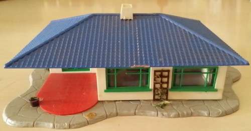 RAILWAY SCENERY : HOUSE