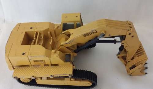 DIE CAST CONSTRUCTION MODEL BULLDOZER 22 cm long x 6.5 and 9.5 cm high x 10 cm wide