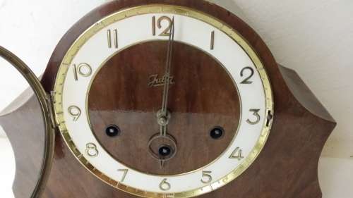 Vintage Mantel Windup Clock with Key and Pendulum in working order - 28 x 21 x 12 cm