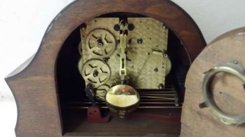 Vintage Mantel Windup Clock with Key and Pendulum in working order - 28 x 21 x 12 cm