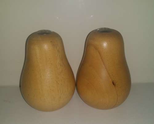 Pair salt and pepper shakers 11 x 8 cm
