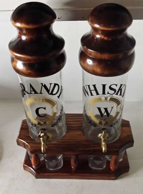 Brandy an Whisky Tap Decanter with Six Tot Glasses