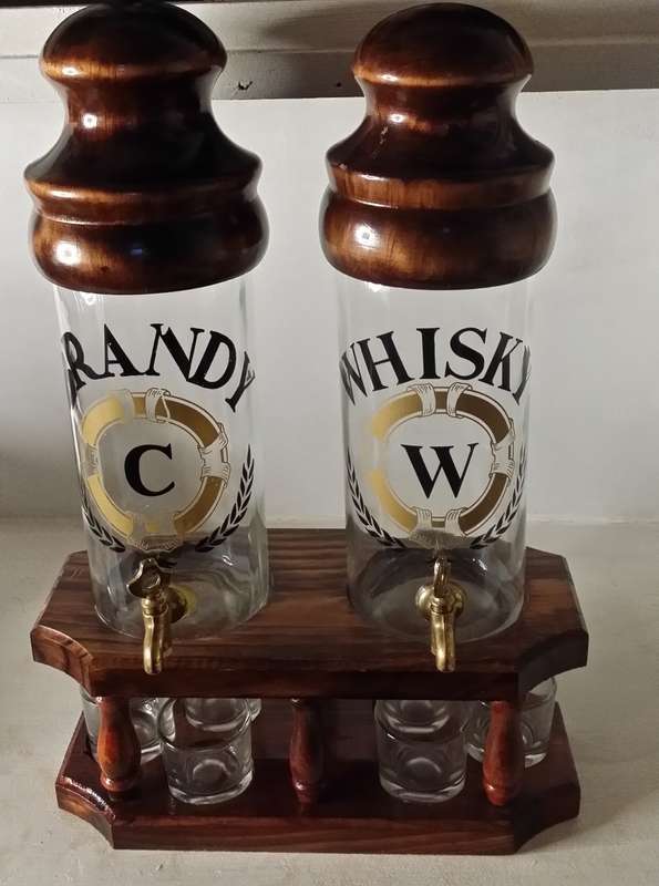 Brandy an Whisky Tap Decanter with Six Tot Glasses