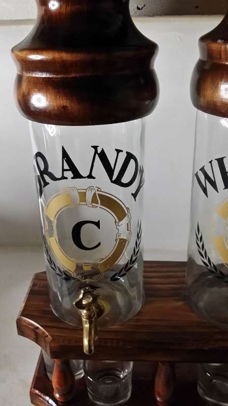 Brandy an Whisky Tap Decanter with Six Tot Glasses