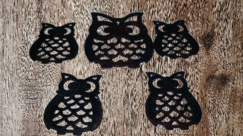 Set of five cast iron owl stands  14 x 12 cm and 10 x 8 cm