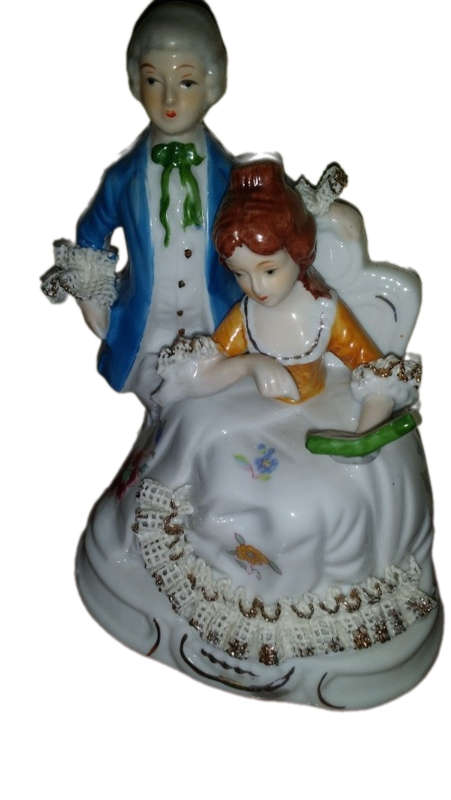 LEONARDO COLLECTION FINE PORCELAIN FIGURINE  COURTING  COUPLE 15 CM X 12 CM
