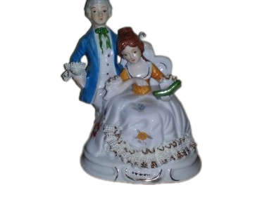 LEONARDO COLLECTION FINE PORCELAIN FIGURINE  COURTING  COUPLE 15 CM X 12 CM