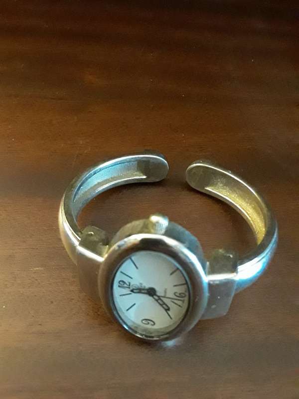 Watches -Farah Japan Quartz  Ladies Watch in working condition
