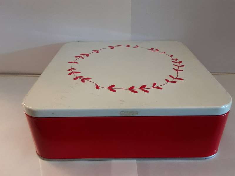 Red and White Tin 18 x 6 cm