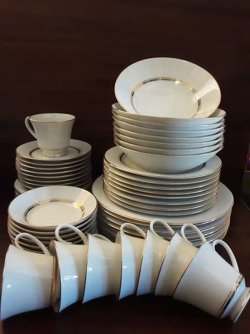 Noritake Gloria Dinner Set and Tea with Gold Trim  Set 56 piece