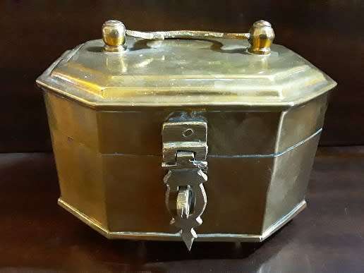 Brass Trinket Box / Treasure Kist  12 x 8 x 9 cm