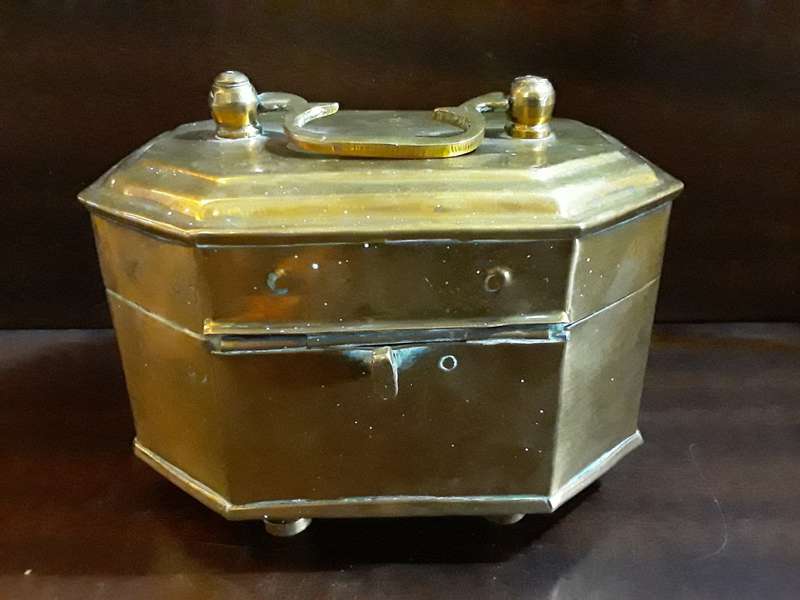Brass Trinket Box / Treasure Kist  12 x 8 x 9 cm