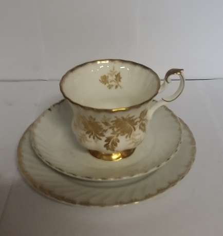 ROYAL ALBERT TRIO GOLDEN GLORY ( cup saucer side plate )