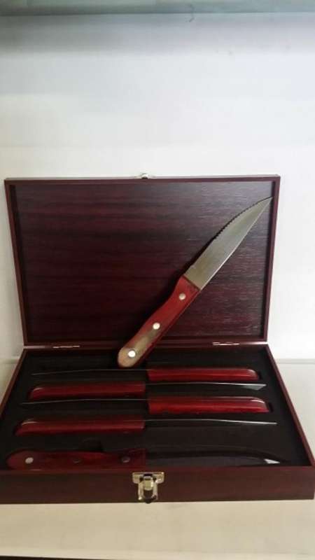 SET OF 6 STEAK KNIVES DE BEERS