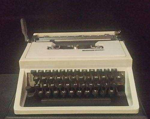 OLIVETTI MANUAL TYPEWRITER