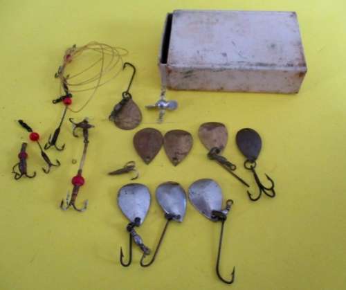 A lot vintage fishing tackle stuff in a very old "Black Magic" tin