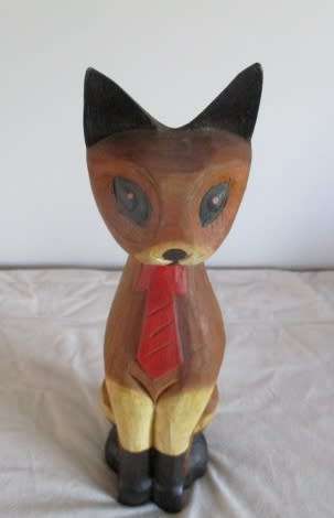 Cute wooden cat. Good condition.