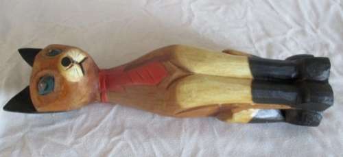 Cute wooden cat. Good condition.