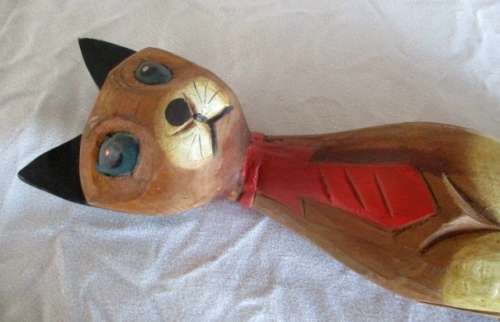 Cute wooden cat. Good condition.