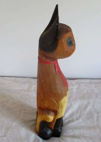 Cute wooden cat. Good condition.