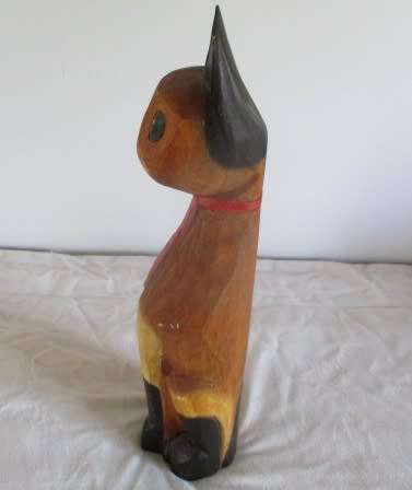 Cute wooden cat. Good condition.
