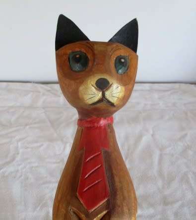 Cute wooden cat. Good condition.
