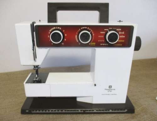 Vintage Husqvarna 5710 Portable Sewing Machine   Electronic Control   Sweden   With Foot Control